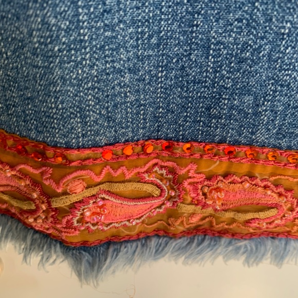 Cute jeans, size 8, embellished cuffs and back pockets - Picture 8 of 13